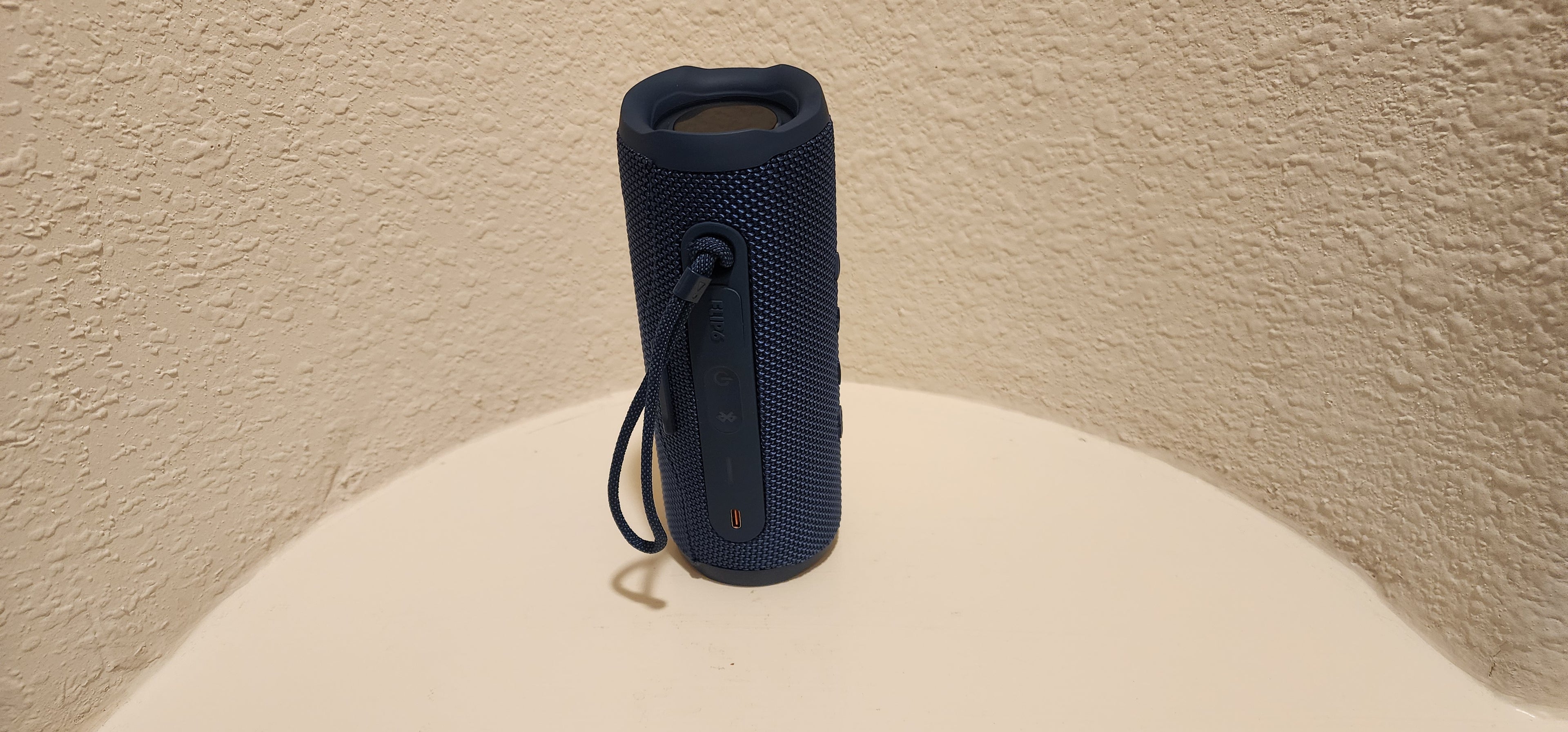 Flip six outdoor waterproof speaker can TF card slot wireless subwoofer mini portable speakers party subwoofer Bluetooth speakerwaterproof portable